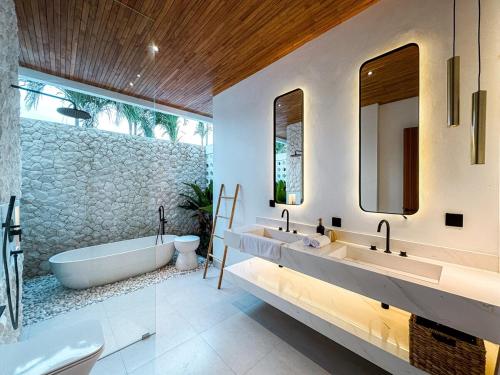 Ένα μπάνιο στο Casa Petak 11 - Luxury Haven with Jacuzzi, Rooftop & Tropical Vibes in Pererenan