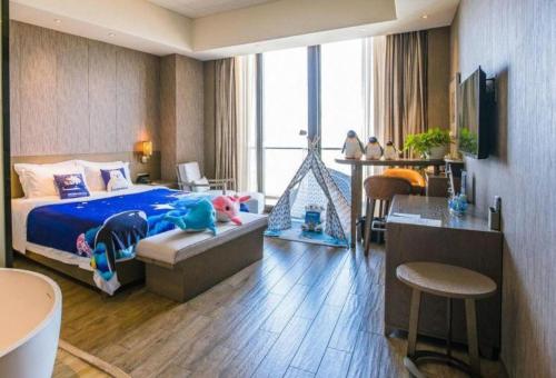 Postel nebo postele na pokoji v ubytování Mangrove Tree Resort World Qingdao