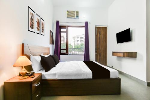 a bedroom with a bed and a window at Collection O Kalpana Chawla Hospital Karnal in Karnal
