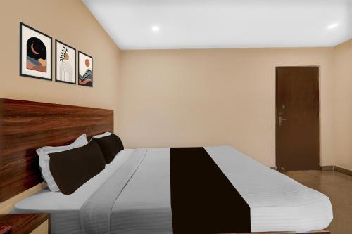 a bedroom with a bed in a room at Super Hotel O Benz Circle Crossway Vijayawada Formerly Akshaya Elite in Vijayawada
