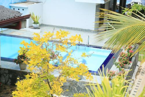 Bazén v ubytování Sunil Lanka Hotel nebo v jeho okolí