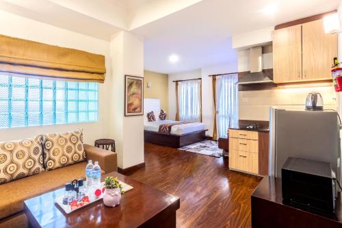 Kuchyň nebo kuchyňský kout v ubytování Suite Homes, Serviced Apartment Hotel