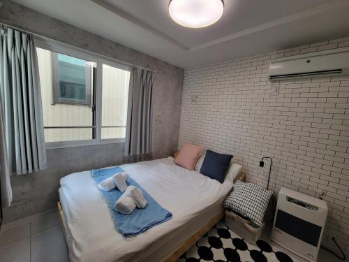 Un dormitorio con una cama con dos animales de peluche encima. en ajito s11 市電駅徒歩1分 AC,wifiあり, en Sapporo