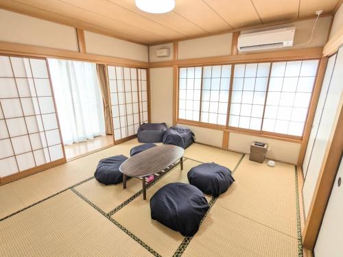 御殿場市にあるGotemba Stay YAKATAのテーブルと椅子と窓のある部屋