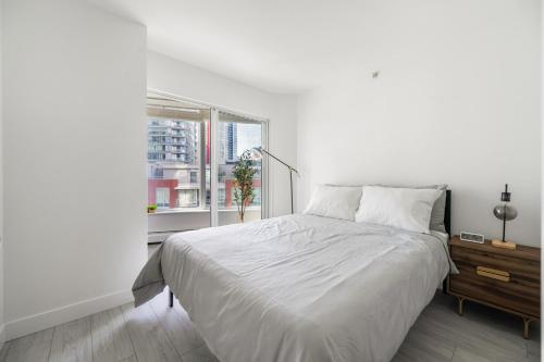 Ένα ή περισσότερα κρεβάτια σε δωμάτιο στο Modern Condo in Downtown Vancouver