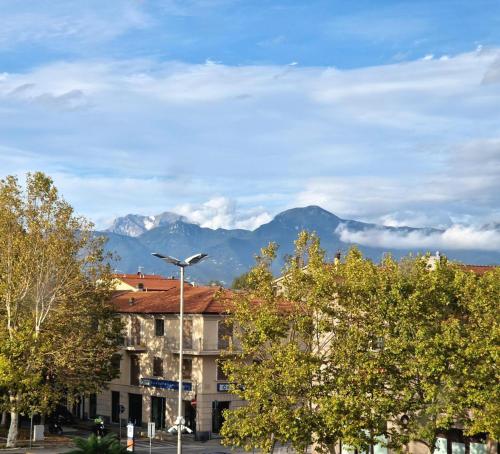 Appartamento sul molo - fra mare e Toscana في فياريجيو: منظر لمبنى مع جبال في الخلفية