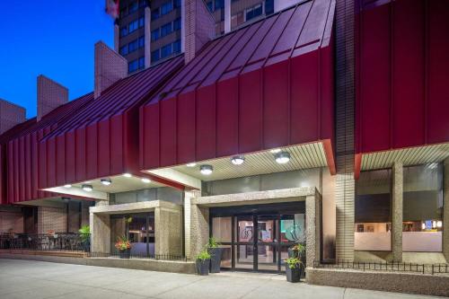 Η πρόσοψη ή η είσοδος του Ramada Plaza by Wyndham Regina Downtown