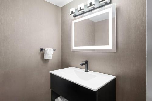 Ένα μπάνιο στο Ramada Plaza by Wyndham Regina Downtown
