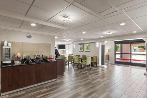 a lobby with a kitchen and a dining room at La Quinta Inn by Wyndham Nashville South in Nashville