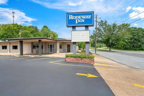 a hotel with a sign for a roadeway inn at Rodeway Inn Hot Springs National Park Area in Hot Springs