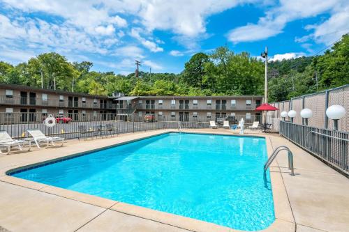 a swimming pool at a apartment complex with a building at Rodeway Inn Hot Springs National Park Area in Hot Springs