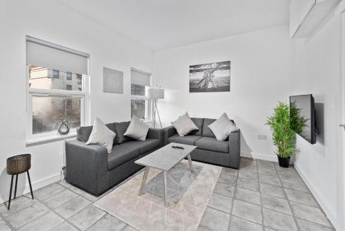 Khu vực ghế ngồi tại West Ealing Serviced Apts- 2 Bedroom 2 Bath Parking Near Station with Off Street Parking By 360Stays