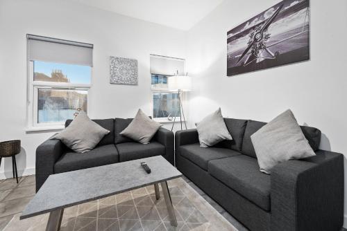 Khu vực ghế ngồi tại West Ealing Serviced Apts- 2 Bedroom 2 Bath Parking Near Station with Off Street Parking By 360Stays