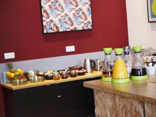un comptoir de cuisine avec des bouteilles de jus dessus dans l'établissement Kyriad Marseille Blancarde - Timone, à Marseille