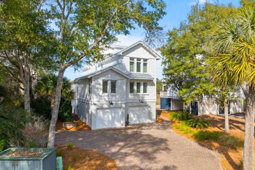 Taman di luar Marsh Island 9 - Best Sunset on the Island! Renovated Home!
