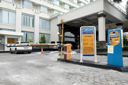 a parking lot in front of a building at Hotel Pangeran in Pekanbaru