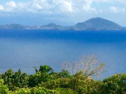 a view of a large body of water with mountains at Villa Cajou chambres d'hôtes chez l'habitant et Zanzibar cottage in Trois-Rivières