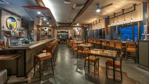 Un restaurante o sitio para comer en The Higgins Hotel New Orleans, Curio Collection by Hilton