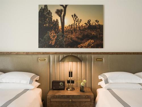 Postel nebo postele na pokoji v ubytování Thompson Palm Springs, By Hyatt