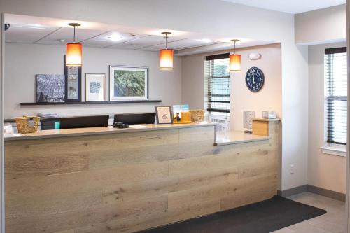 a restaurant with a counter with a counter top at Country Inn & Suites by Radisson, Carlisle, PA in Carlisle