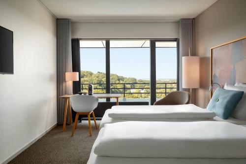 Una cama o camas en una habitación de Comwell Hvide Hus Aalborg, Dolce by Wyndham