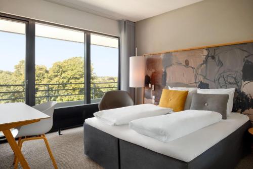 Una cama o camas en una habitación de Comwell Hvide Hus Aalborg, Dolce by Wyndham