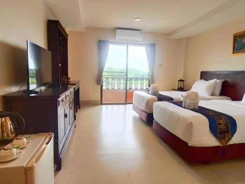 Postel nebo postele na pokoji v ubytování Rayong Lanna Hotel