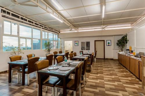 Un restaurante o sitio para comer en Treebo Prime Bliss Whitefield