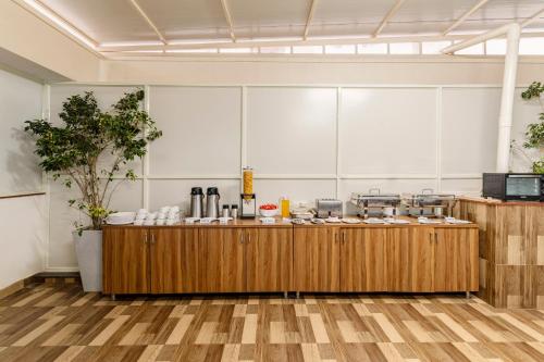 Habitación grande con encimera con comida. en Treebo Prime Bliss Whitefield, en Bangalore