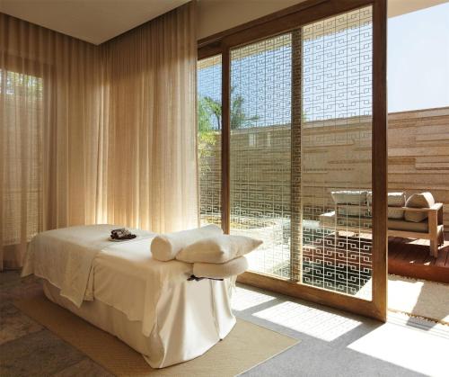 Letto o letti in una camera di Hyatt Regency Danang Resort and Spa
