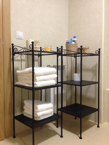 a black towel rack with towels on it in a bathroom at Apartamento Turistico Cigüeña de Arguedas in Arguedas
