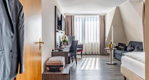 a hotel suite with a living room and a kitchen at PLAZA Hotel Buchhorner Hof in Friedrichshafen