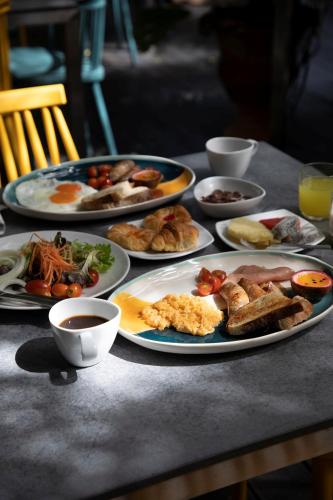 Una mesa con muchos platos de comida encima. en The Leela Resort & Spa Pattaya, en Pattaya central
