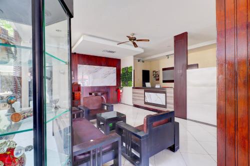 una sala da pranzo con sedie e tavolo di Dancenter Jc Boutique Hotel a Denpasar
