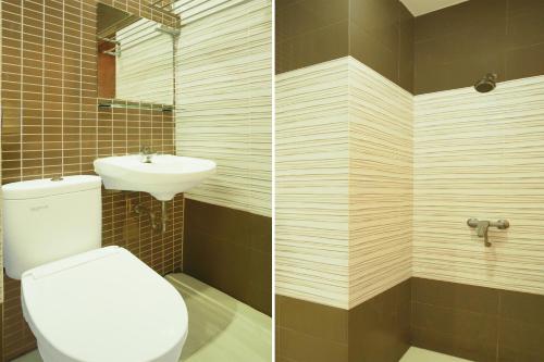zwei Bilder eines Badezimmers mit Toilette und Waschbecken in der Unterkunft Dancenter Hostel 77 Smart in Palembang