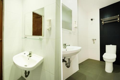 Ein Badezimmer in der Unterkunft Dancenter Hostel 77 Smart