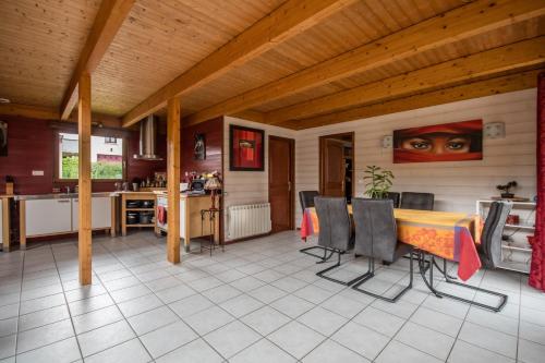 Kuchyň nebo kuchyňský kout v ubytování L'écrin de bois -sauna - spa