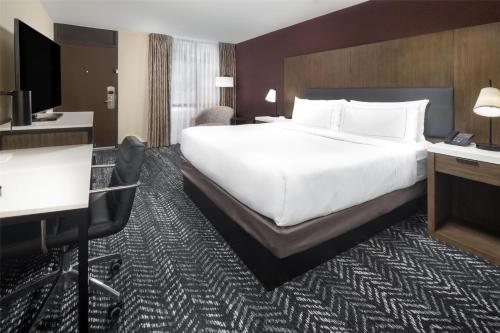 Ein Bett oder Betten in einem Zimmer der Unterkunft DoubleTree by Hilton Manhattan, KS