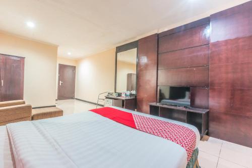 TV a/nebo společenská místnost v ubytování OYO 94759 Hotel Taman Cibinong