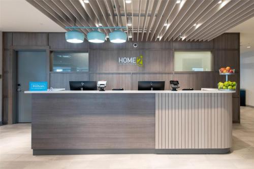 eine Bürolobby mit einer Rezeption mit 2 Computern in der Unterkunft Home2 Suites By Hilton Effingham in Effingham