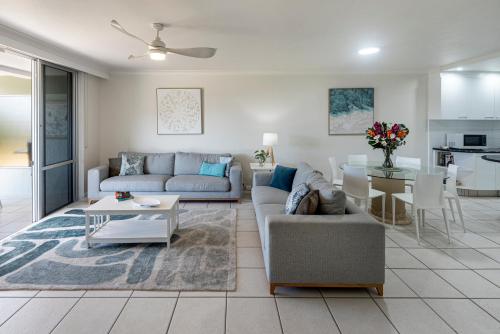 Χώρος καθιστικού στο Lagoon Beachfront Lodge 005 on Hamilton Island by HamoRent
