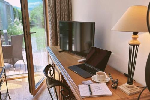 Televisyen dan/atau pusat hiburan di Hotel Daneu