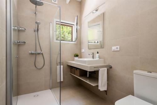 Et badeværelse på Villa Vista Mar - Son Bou