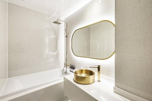 Un baño de HotelInsta Main Branch