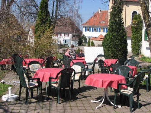 un grupo de mesas y sillas con mantel rojo en Landgasthof zur Post en Heiligenberg
