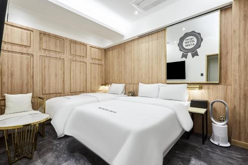 Una televisión o centro de entretenimiento en HotelInsta Main Branch