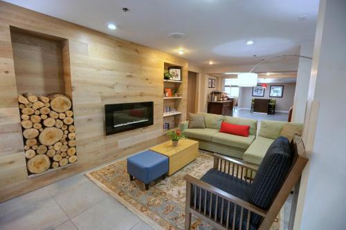 a living room with a wood paneled wall at Country Inn & Suites by Radisson, Charlotte I-85 Airport, NC in Charlotte