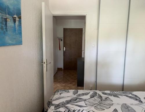 Katil atau katil-katil dalam bilik di Pied à terre - Port de Hyères