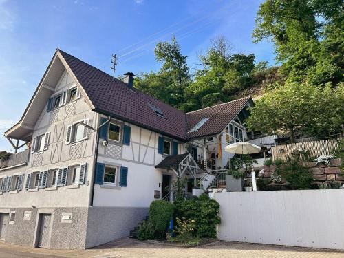 una casa bianca con il tetto nero di Ferienwohnung Silvi und Heinz Huber a Durbach