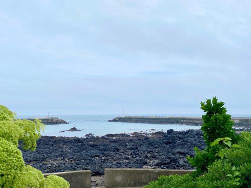 a view of the ocean from a rocky beach at 오를 Orle in Kama-ri